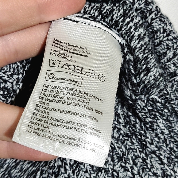 Divided by H&M Black and White Acrylic Knit Long Sleeve "Cropped" Sweater -Small - Picture 12 of 14